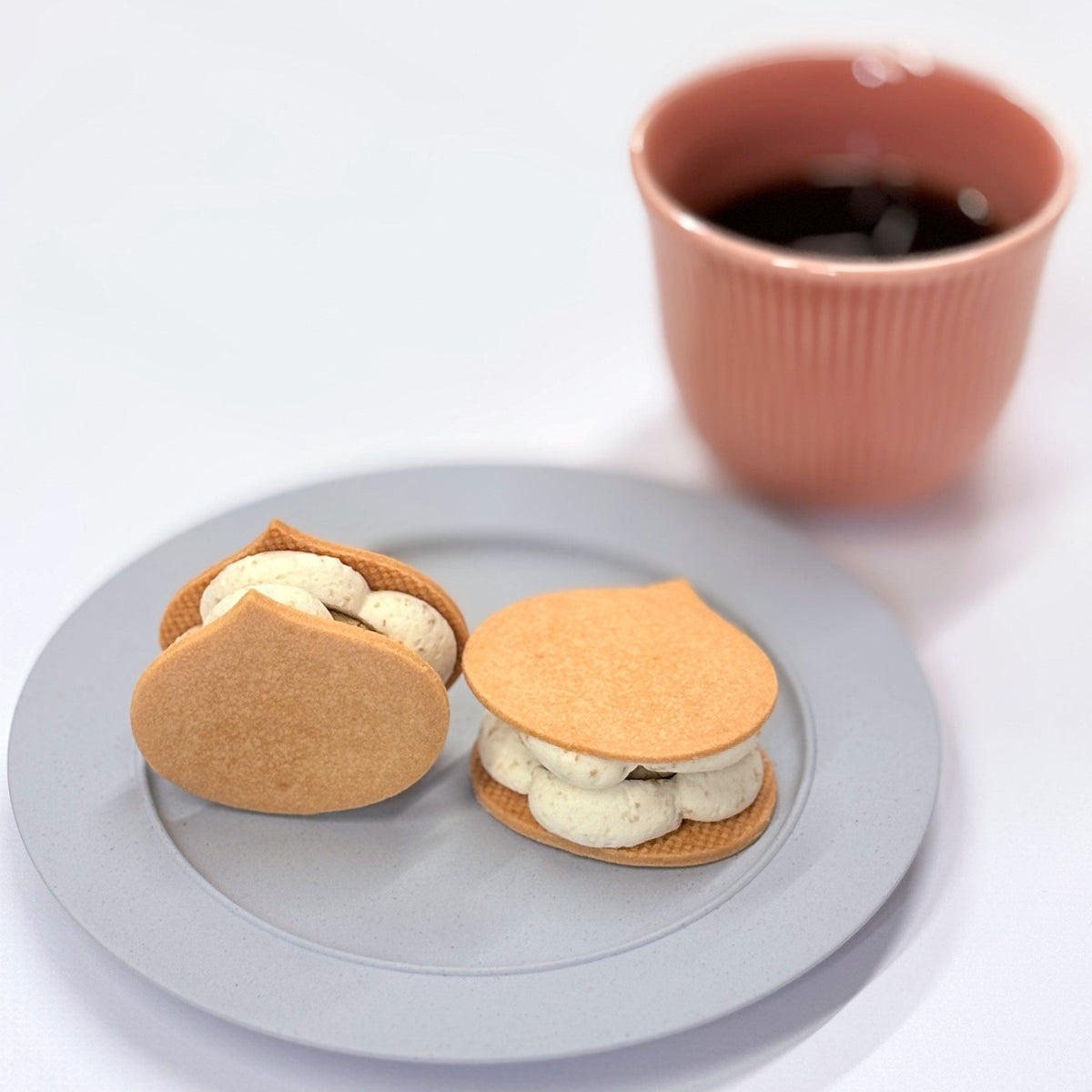 えな栗きんとんの生バターサンドとコーヒーの食卓イメージ