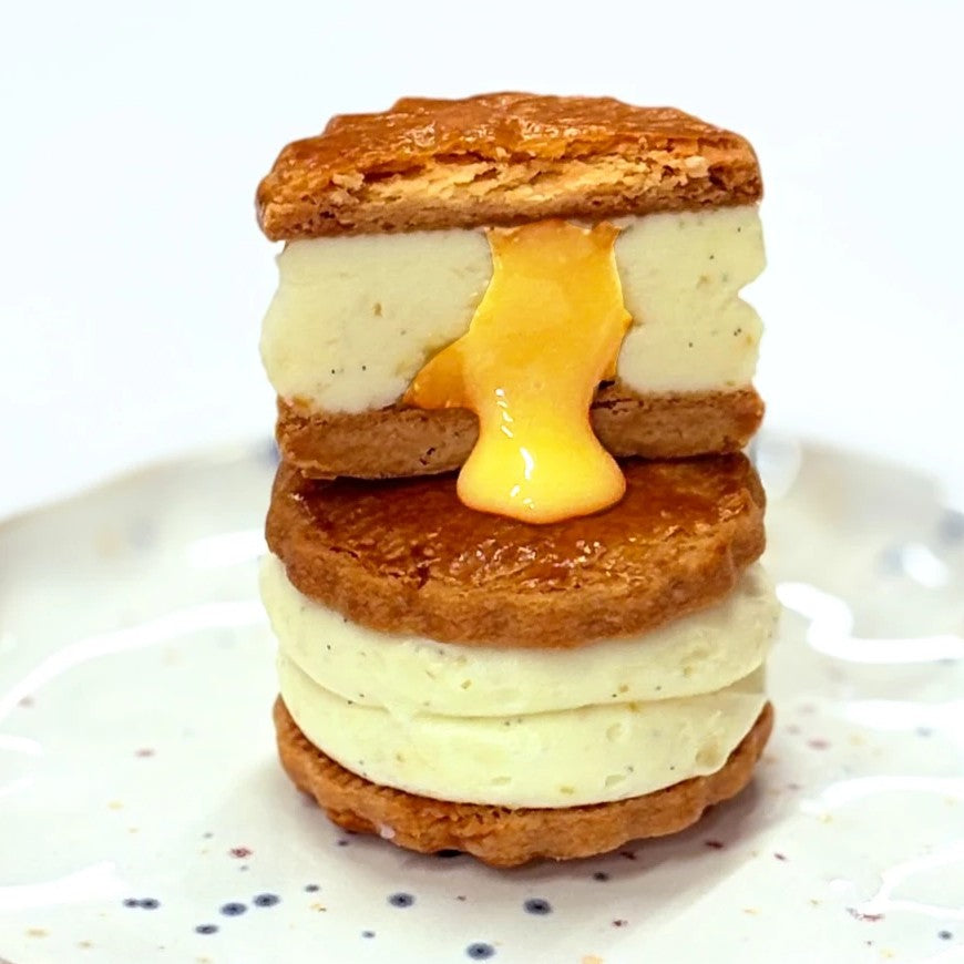半分にカットしたとろける生バターサンド。クッキーの間のバタークリームから、とろりとしたソースが流れ出している。