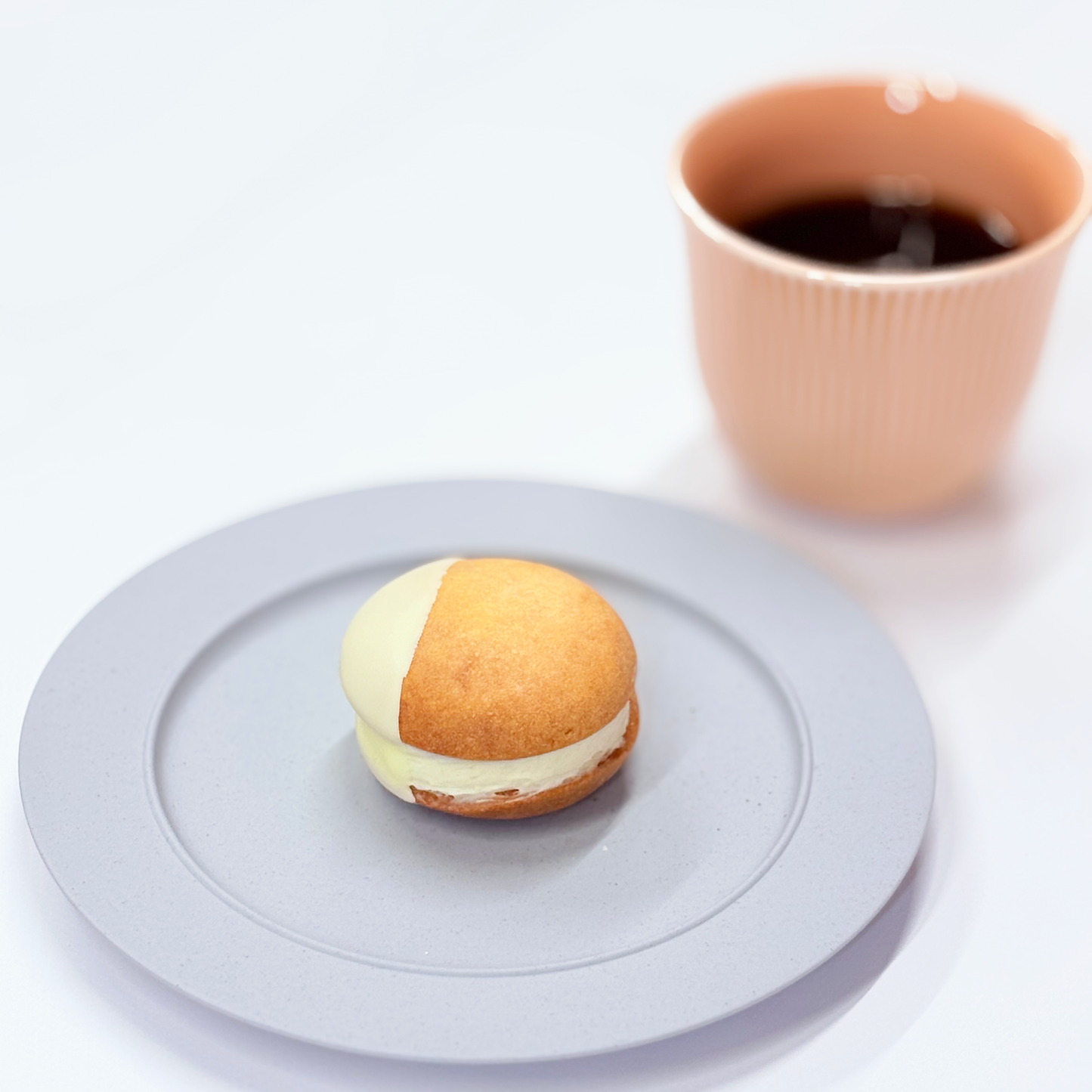 ひだ桃と杏仁の生バターサンドとドリップバッグの食卓イメージ
