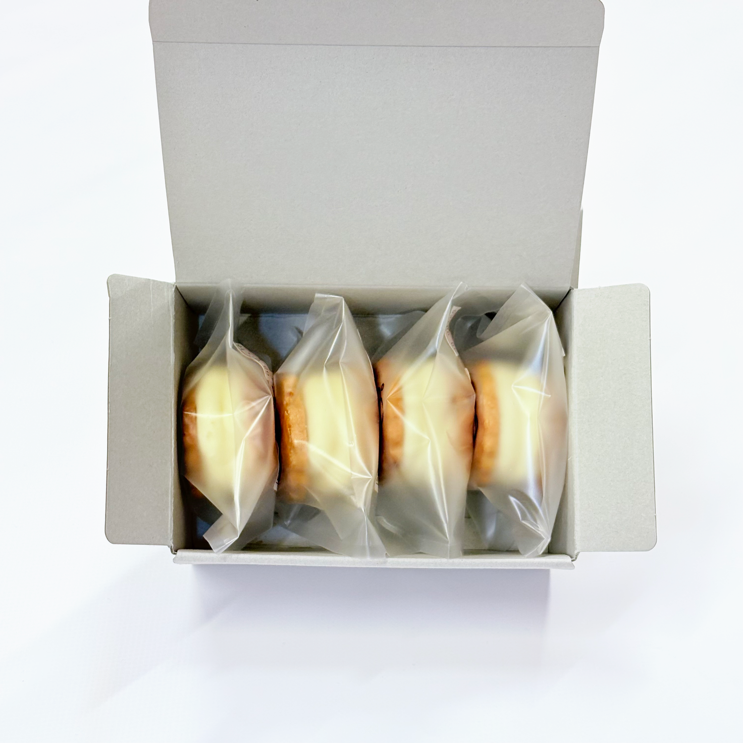 オリジナルのとろける生バターサンド4個入りの箱詰めイメージ