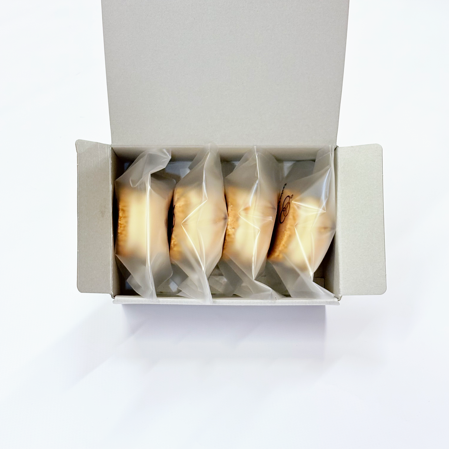 ヘーゼルナッツと焼き芋の生バターサンド4個入りの箱詰めイメージ