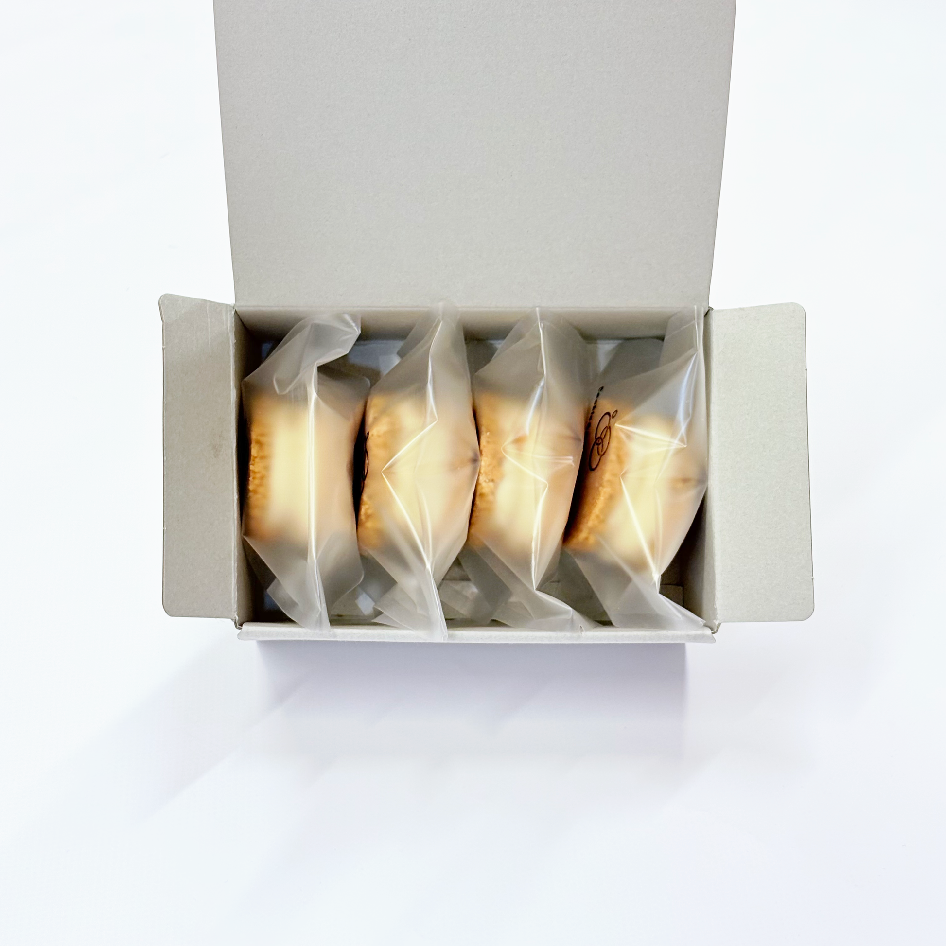 ヘーゼルナッツと焼き芋の生バターサンド4個入りの箱詰めイメージ