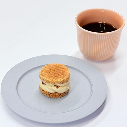 ヘーゼルナッツと焼き芋の生バターサンドとドリップバッグの食卓イメージ